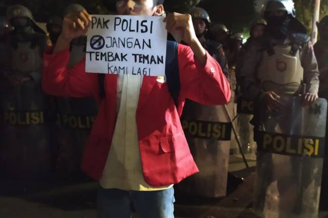 Tak Ada Lagi Negosiasi, Massa Aksi Dihujani Gas Air Mata