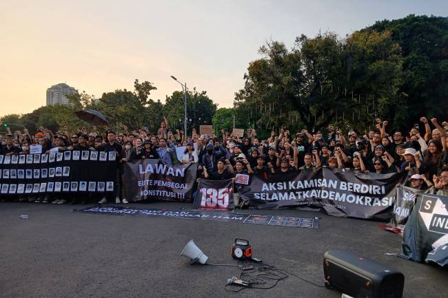 Aksi Kamisan ke-828: Menuntut Penegakan Hukum dan HAM di 10 Tahun Pemerintahan Jokowi